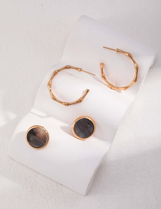 A Eclipse Earring set with a natural black pearl.