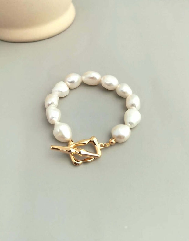 A Baroque Pearl Bracelet with a gold clasp, 18K gold-plated